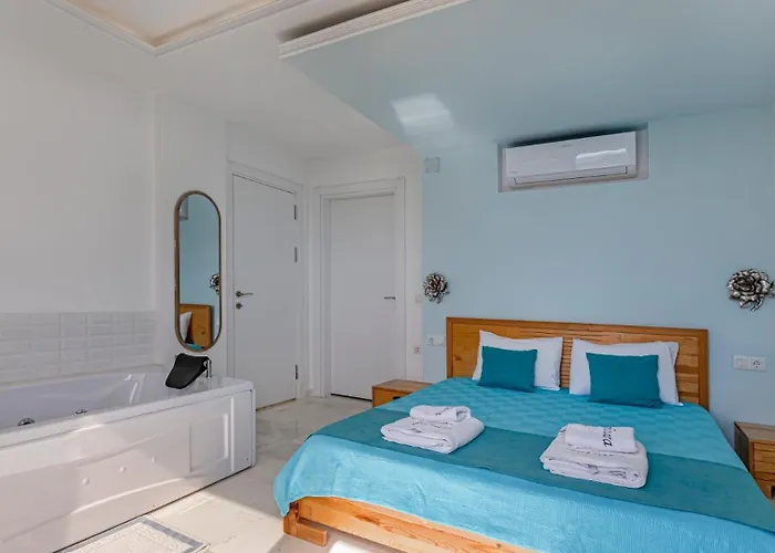 3 Bedroom Seaview With Private Pool Willa